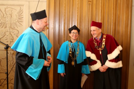 dr hab. Bartosz Awianowicz, prof. UMK, dr hab. Violetta Wróblewska, prof. UMK, prorekotr ds. kształcenia prof. dr hab. Przemysław Nehring. Kliknij, aby powiększyć zdjęcie.